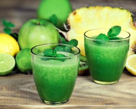 Jus de raisins blancs, épinards, basilic et ananas
