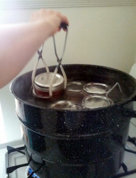 Stérilisation de pots avec de l'eau bouillante