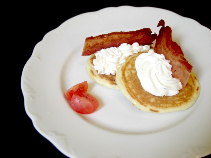 Réaliser des blinis à la mousse de chèvre et ventrèche au paprika